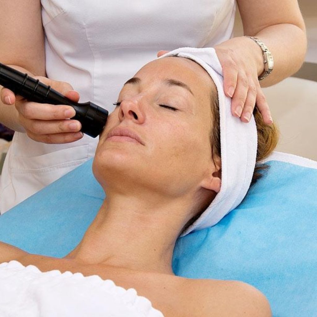A Bársony asszisztense anti-aging kezelést végez Epres Panni