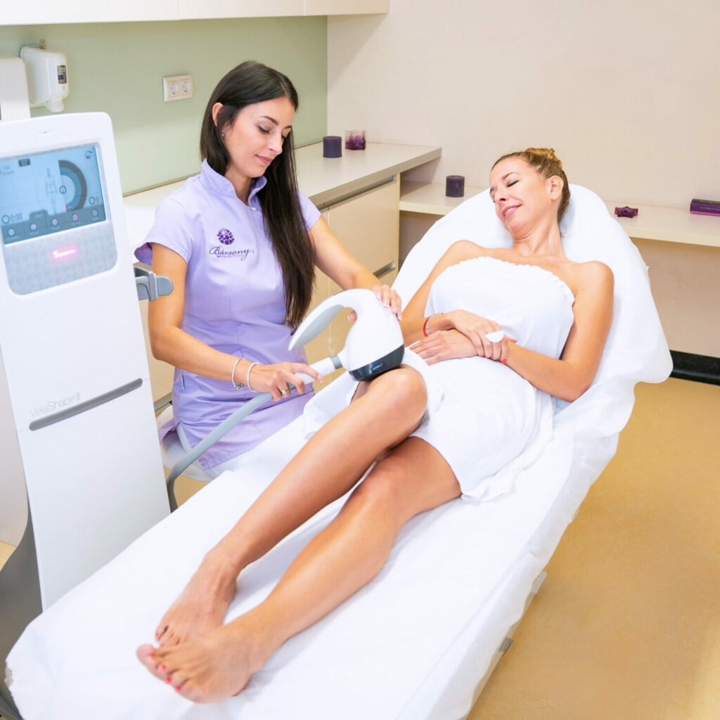 Asszisztens Velashape alakformáló kezelést végez a Bársony MOM klinikán