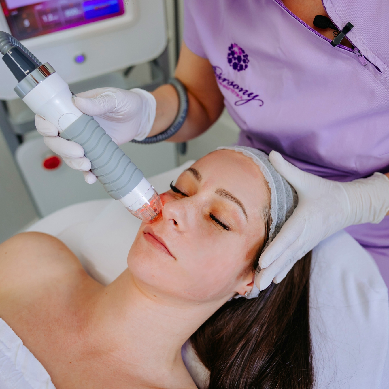 Az asszisztens multi-mikrotűs VIVACE teljes arc kezelést végez a MOM Park melletti Bársonyban